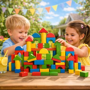 Peut inclure: Deux enfants construisent avec un ensemble de blocs de bois colorés. Les blocs sont de formes et de tailles variées, notamment des rectangles, des arches et des triangles, en rouge, jaune, vert et bleu. Les blocs sont posés sur une table en bois.