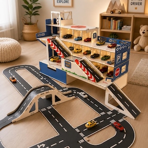 Può includere: Un garage giocattolo in legno a più livelli con dettagli blu e bianchi, dotato di eliporto, diversi posti auto e rampe. Il set include un sistema di pista stradale modulare nero con segnaletica bianca, un ponte e diverse piccole macchinine giocattolo.