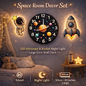 Può includere: Una tazza di ceramica bianca con manico nero e la scritta "But First, Coffee" in grassetto nero. La tazza è piena di un liquido scuro, probabilmente caffè, e poggia su una superficie chiara.