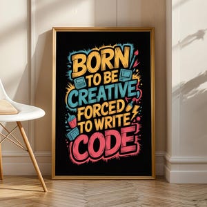 Peut inclure: Une affiche encadrée avec le texte "BORN TO BE CREATIVE FORCED TO WRITE CODE" en jaune, bleu sarcelle et rose. L'œuvre d'art a un fond noir et est dans un cadre doré. L'affiche est appuyée contre un mur.