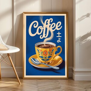 Può includere: Una tazza di ceramica bianca con manico nero e la scritta "But First, Coffee" in grassetto nero. La tazza è posta su uno sfondo sfocato, che suggerisce un'atmosfera accogliente.