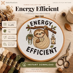 Puede incluir: Un patrón de punto de cruz en un bastidor de madera con un perezoso colgado de una rama, sosteniendo una taza, con una planta colgante y una linterna. El texto dice Energy Efficient. Incluye 6.486 puntadas, 14 colores DMC y 18,03 cm.