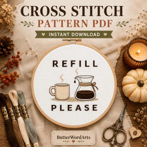 Puede incluir: Un bastidor de bordado circular de madera con tela blanca que presenta un diseño de punto de cruz de una taza de café y una jarra de cristal, con el texto REFILL PLEASE. El diseño utiliza hilos de color marrón y negro sobre tela blanca.