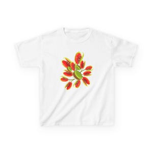 Puede incluir: Camiseta blanca con un gráfico colorido de una Venus atrapamoscas. El diseño muestra las distintivas hojas y trampas rojas, amarillas y verdes de la planta. La camiseta es de estilo cuello redondo clásico, adecuada para uso casual.