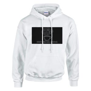 Può includere: Felpa con cappuccio bianca con un rettangolo nero sul davanti. Il rettangolo presenta una grafica di tazza di caffè con vapore e le parole "BREWING SOLUTIONS" in bianco. La felpa ha un cappuccio con coulisse e una tasca frontale.