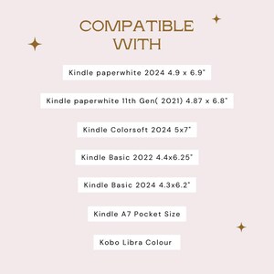 Może przedstawiać: Jasnor&oacute;żowa infografika ze złotymi gwiazdkami i napisem COMPATIBLE WITH. Zawiera listę kompatybilnych urządzeń: Kindle Paperwhite 2024 12,4 x 17,5 cm, 11th Gen 2021 12,4 x 17,3 cm, Colorsoft 2024 12,7 x 17,8 cm, Basic 2022 11,2 x 15,9 cm, Basic 2024 10,9 x 15,7 cm, Kindle A7 Pocket Size oraz Kobo Libra Colour.