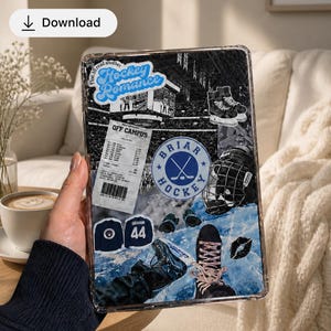 Può includere: Custodia trasparente per tablet con un collage di adesivi a tema hockey. Gli adesivi includono il testo "Hockey Romance", "Briar Hockey", pattini da hockey, un casco e una maglia con il numero 44. Lo sfondo è un'immagine in bianco e nero di un'arena di hockey.
