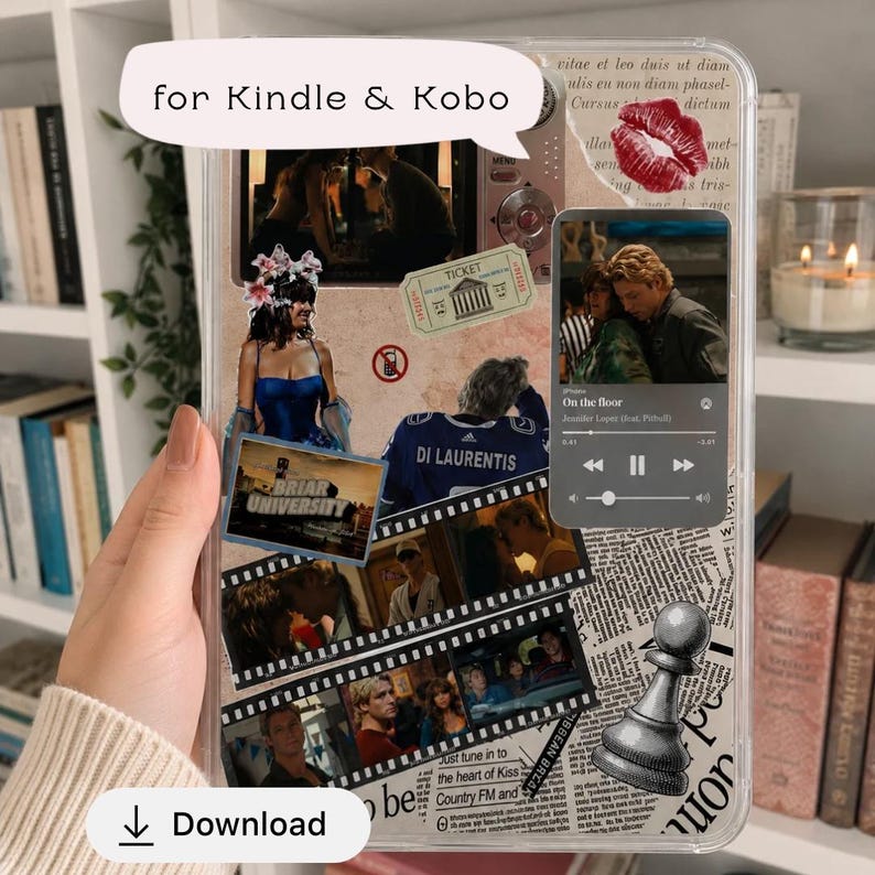Może przedstawiać: Przezroczyste etui na czytnik e-book&oacute;w z kolażem kadr&oacute;w filmowych, odciskiem czerwonych ust, biletem, pionkiem szachowym i interfejsem odtwarzacza muzyki z utworem On the Floor. Dymek u g&oacute;ry zawiera napis for Kindle & Kobo.