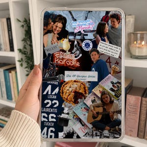 Peut inclure: Coque de tablette transparente avec un design de collage. Il présente des images de personnes, de livres, d'une tarte et du texte. Le texte comprend "Karaoke", "The Off Campus Series" et des noms. La coque est tenue devant une étagère.