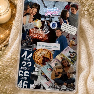K&ouml;nnte beinhalten: Transparente Tablet-H&uuml;lle mit einem Collage-Design. Das Design enth&auml;lt Bilder von Personen, Text und Buchcover. Der Text enth&auml;lt "You thought my name was Mannah!", "Karaoke" und "The Off Campus Series by Elle Kennedy".