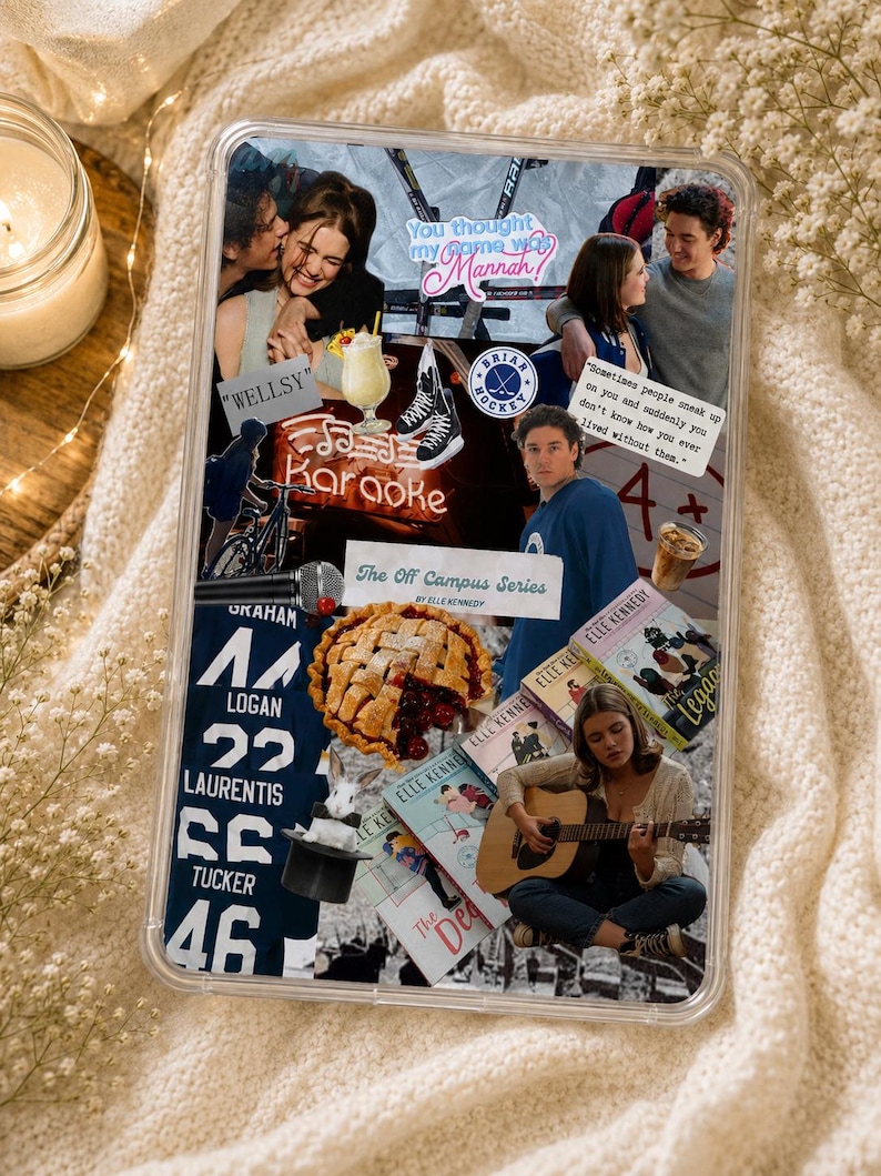 K&ouml;nnte beinhalten: Transparente Tablet-H&uuml;lle mit einem Collage-Design. Das Design enth&auml;lt Bilder von Personen, Text und Buchcover. Der Text enth&auml;lt "You thought my name was Mannah!", "Karaoke" und "The Off Campus Series by Elle Kennedy".