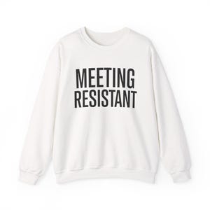 Può includere: Felpa bianca girocollo con la scritta "MEETING RESISTANT" in grassetto nero. Il top a maniche lunghe è realizzato in materiale morbido ed è adatto per abbigliamento casual.