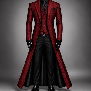 Può includere: Un cappotto lungo rosso scuro con un sottile motivo floreale nero, indossato sopra un gilet abbinato e pantaloni neri. L'insieme comprende una camicia nera con colletto, una cravatta nera, un fazzoletto da taschino nero e scarpe eleganti nere.