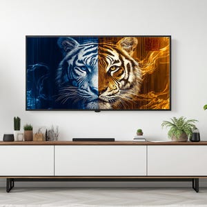 Op de afbeelding: Een groot flatscreen-tv toont een gesplitste afbeelding van een tijgergezicht. De ene kant is blauw en wit, de andere is oranje en goud. De tv is gemonteerd op een witte muur boven een modern wit en houten kastje.