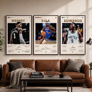 Può includere: Tre poster verticali da parete con i giocatori di basket Victor Wembanyama, Shai Gilgeous-Alexander e Anthony Edwards. Ogni stampa mostra una foto del giocatore, il nome, il numero di maglia e le statistiche di carriera su sfondo crema.