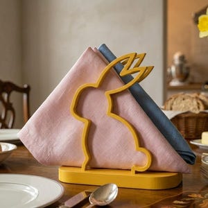 Puede incluir: Juego de tres tazas de cerámica con acabado mate moteado. Las tazas son de color crema, gris claro y gris oscuro. Cada taza tiene un diseño simple y minimalista, ideal para café o té.