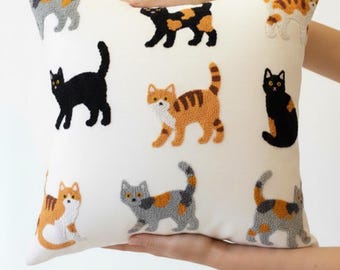 Almohada hecha a mano con forma de animalito con aguja perforada