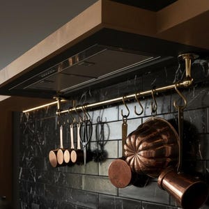 Suporte de panelas suspenso em latão maciço – Trilho de cozinha com ganchos