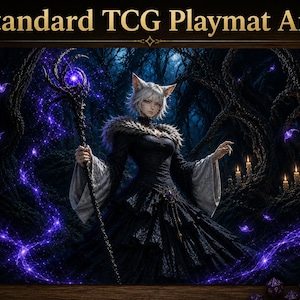 Può includere: Un tappetino da gioco TCG rettangolare raffigurante un personaggio con capelli bianchi e orecchie da gatto, che indossa un abito nero con colletto di pelliccia. Il personaggio tiene un bastone con una sfera viola luminosa. Sfondo di foresta.