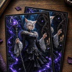 Może przedstawiać: Dwie prostokątne koszulki na karty TCG z ilustracją fantasy przedstawiającą białowłosą postać z kocimi uszami, ubraną w czarną suknię z futrzanym wykończeniem, trzymającą kostur z jarzącą się fioletową kulą na tle ciemnego, magicznego lasu.