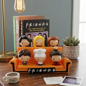 Könnte beinhalten: Ein Set aus drei Keramikbechern mit gesprenkelter, matter Oberfläche. Die Becher sind in Creme-, Hellgrau- und Dunkelgrautönen gehalten. Jeder Becher hat ein schlichtes, minimalistisches Design, ideal für Kaffee oder Tee.