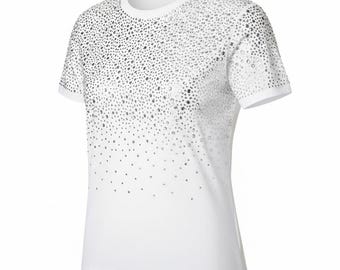 Camiseta branca com degradê de strass, dois tamanhos, com cristais brilhantes.
