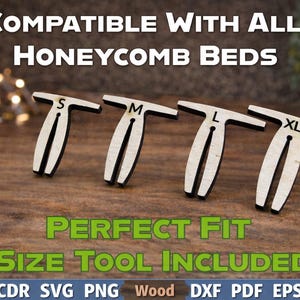 Puede incluir: Herramientas de tamaño de madera etiquetadas S, M, L y XL, diseñadas para camas de panal. Las herramientas son de color claro con acentos negros, y el texto "PERFECT FIT SIZE TOOL INCLUDED" se muestra en verde.