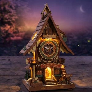 Könnte beinhalten: Eine Holzkuckucksuhr mit detailliertem Hausdesign, mit einem Zifferblatt mit komplizierten Zahnrädern und Zeigern. Die Uhr hat ein Satteldach, einen Balkon und den Text "Fall down the rabbit hole" auf einem Banner. Die Uhr ist beleuchtet.