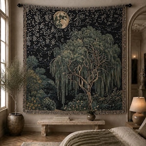 Puede incluir: Un tapiz de pared tejido rectangular que presenta un cielo nocturno oscuro lleno de estrellas y una gran luna llena. La escena muestra un sauce llorón prominente en primer plano con follaje verde exuberante sobre un fondo oscuro.