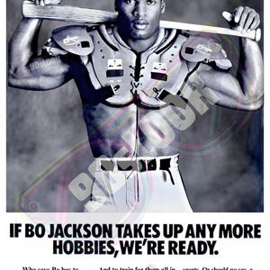 Puede incluir: Anuncio de Nike en blanco y negro con Bo Jackson. Lleva hombreras de fútbol americano y sostiene un bate de béisbol. El texto dice: "Si Bo Jackson tiene más aficiones, estamos listos."