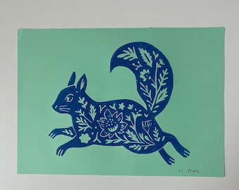 Cuadro decorativo de ardilla menta – Lámina de animales estilo linograbado con detalles florales – Póster minimalista A5 – Decoración infantil escandinava