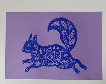 Lámina artística de ardilla morada – Animal con flores al estilo linograbado – Arte de pared A5 – Decoración con estética lila suave – Lámina botánica de bosque