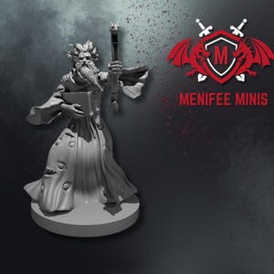 Puede incluir: Una miniatura gris de un mago sosteniendo un báculo y un libro. El mago tiene una larga barba y viste una túnica. La base es redonda. El logotipo "MENIFEE MINIS" está en la esquina superior derecha.