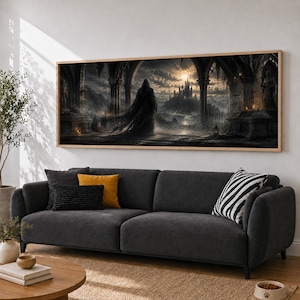 Puede incluir: Un cuadro rectangular que muestra una figura oscura con capucha de pie bajo un arco de piedra, contemplando un castillo gótico al atardecer. La escena incluye detalles arquitectónicos intrincados y un cielo dramático con luz dorada.