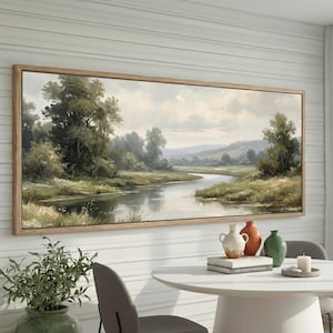 Art mural sur toile rivière neutre, paysage de forêt brumeuse, oeuvre d'art panoramique large, déco campagne calme, toile tendue dans une galerie