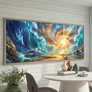 Puede incluir: Una obra de arte enmarcada que representa un dramático paisaje marino con olas arremolinadas en tonos de azul, turquesa y oro. La obra presenta una brillante fuente de luz central y un grupo de figuras en una orilla arenosa. El marco es de madera clara.