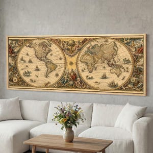 Puede incluir: Un mapa del mundo vintage enmarcado, con ilustraciones detalladas de continentes, océanos y veleros. El mapa está en un marco de madera rectangular, con una paleta de colores beige y marrón. El mapa se muestra encima de un sofá blanco y una mesa de centro de madera.