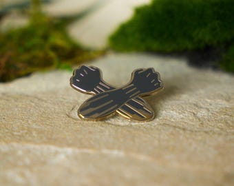 Pin de brazos cruzados