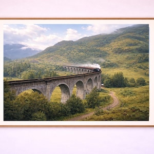 Può includere: Stampa incorniciata di un treno che attraversa un ponte ad arco in pietra in una verde valle. Il treno emette fumo bianco. Il paesaggio comprende dolci colline e una strada sterrata.