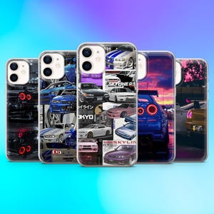 Puede incluir: Una colección de fundas para teléfonos con varios diseños de coches. Las fundas muestran diferentes modelos de coches en varios colores, incluyendo azul, blanco y morado. Algunas fundas tienen un collage de imágenes de coches y texto japonés.