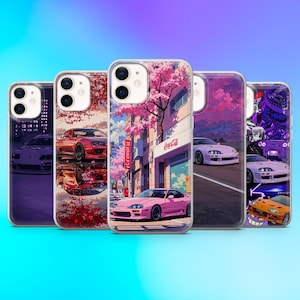 Puede incluir: Una colección de fundas para teléfonos con ilustraciones de coches. Los diseños incluyen ilustraciones de coches deportivos en varios entornos, como paisajes urbanos y paisajes con flores de cerezo. Las fundas muestran una gama de colores y estilos.