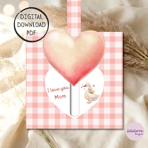Peut inclure: Carte PDF à télécharger numériquement avec un motif vichy rose et blanc. La carte présente un grand cœur et un cœur plus petit avec le texte "I love you Mom" et une illustration de canard. Le haut de la carte a un ruban rose.