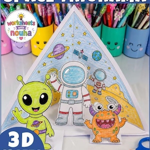 Könnte beinhalten: Ein dreieckiges Papierbastelprojekt mit dem Titel SPACE TRIORAMA, das eine farbige Weltraumzeichnung mit Sternen, einem Planeten, einem Satelliten und einem Mond zeigt. Dreidimensionale Papierfiguren eines grünen Aliens, Astronauten und Monsters.