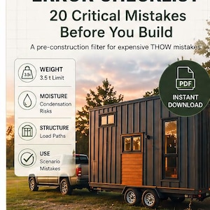 Könnte beinhalten: Werbebild für TinyHUS, mit einem Tiny House auf einem Anhänger. Das Bild enthält den Text "THOW ERROR CHECKLIST" und "20 kritische Fehler vor dem Bau". Es hebt auch Gewichtsgrenzen und Feuchtigkeitsrisiken hervor.