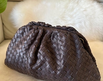 Elegante Clutch aus echtem, gewebtem Leder, hergestellt in Italien. Diese elegante Handtasche aus italienischem, gewebtem Leder eignet sich perfekt für besondere Anlässe wie Hochzeiten und andere festliche Anlässe. Sie verfügt über Ledertaschen.