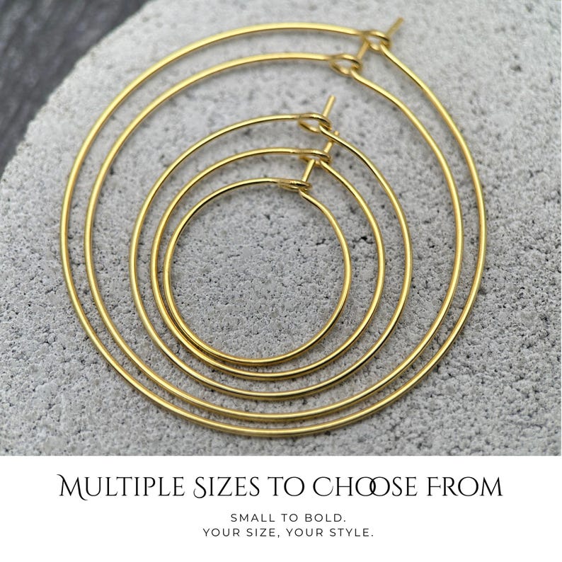 Puede incluir: Un conjunto de tres aros dorados finos de di&aacute;metros variables, dispuestos de forma conc&eacute;ntrica. El texto inferior dice: MULTIPLE SIZES TO CHOOSE FROM. SMALL TO BOLD. YOUR SIZE, YOUR STYLE.