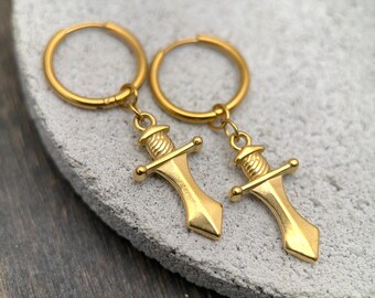 Pendientes de aro con dije de espada dorada / Aros con cierre de clic de 15 mm / Recubrimiento PVD de oro de 18k / Joyería gótica de acero quirúrgico 316L / Daga colgante de fantasía vanguardista