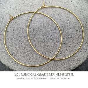 Pendientes de aro dorados / Aros ligeros de acero quirúrgico de 18 quilates / Unisex, finos, de 20 a 50 mm imagen 12