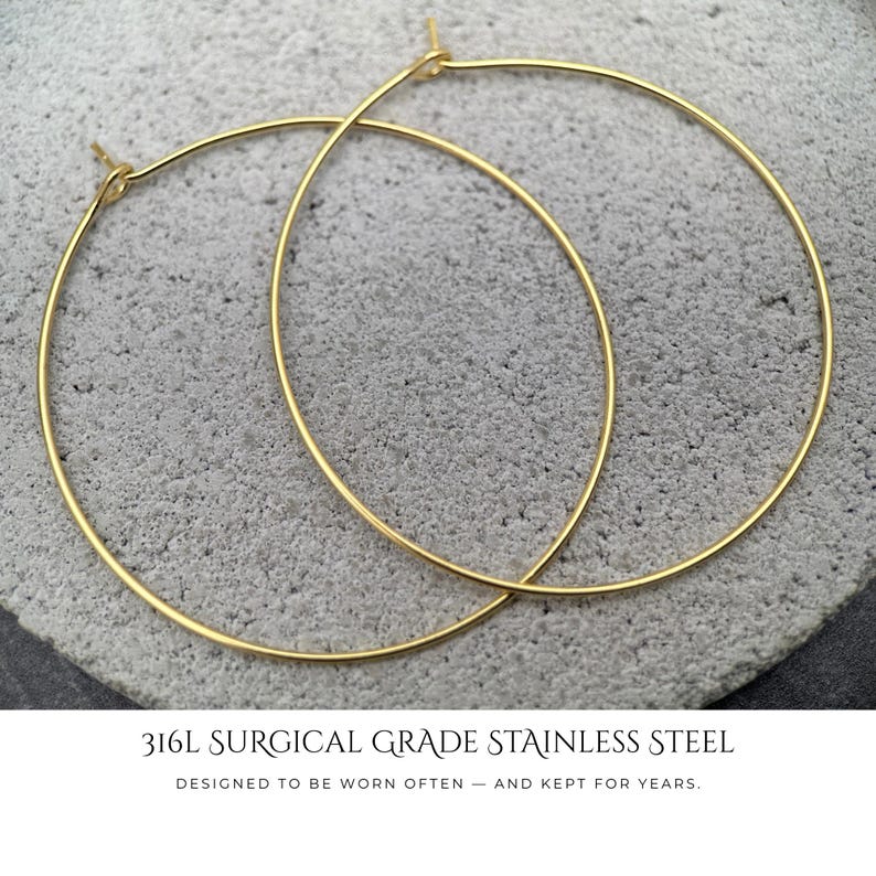Pendientes de aro dorados / Aros ligeros de acero quirúrgico de 18 quilates / Unisex, finos, de 20 a 50 mm imagen 12