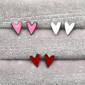 Puede incluir: Un letrero de madera rústica con el texto "Welcome to our home" en letras blancas. El letrero presenta un acabado envejecido y un diseño sencillo y acogedor.